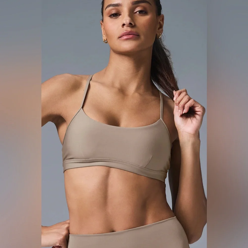 Alo Yoga - Airlift Intrigue Bra - Gravel - Picture 2 of 12